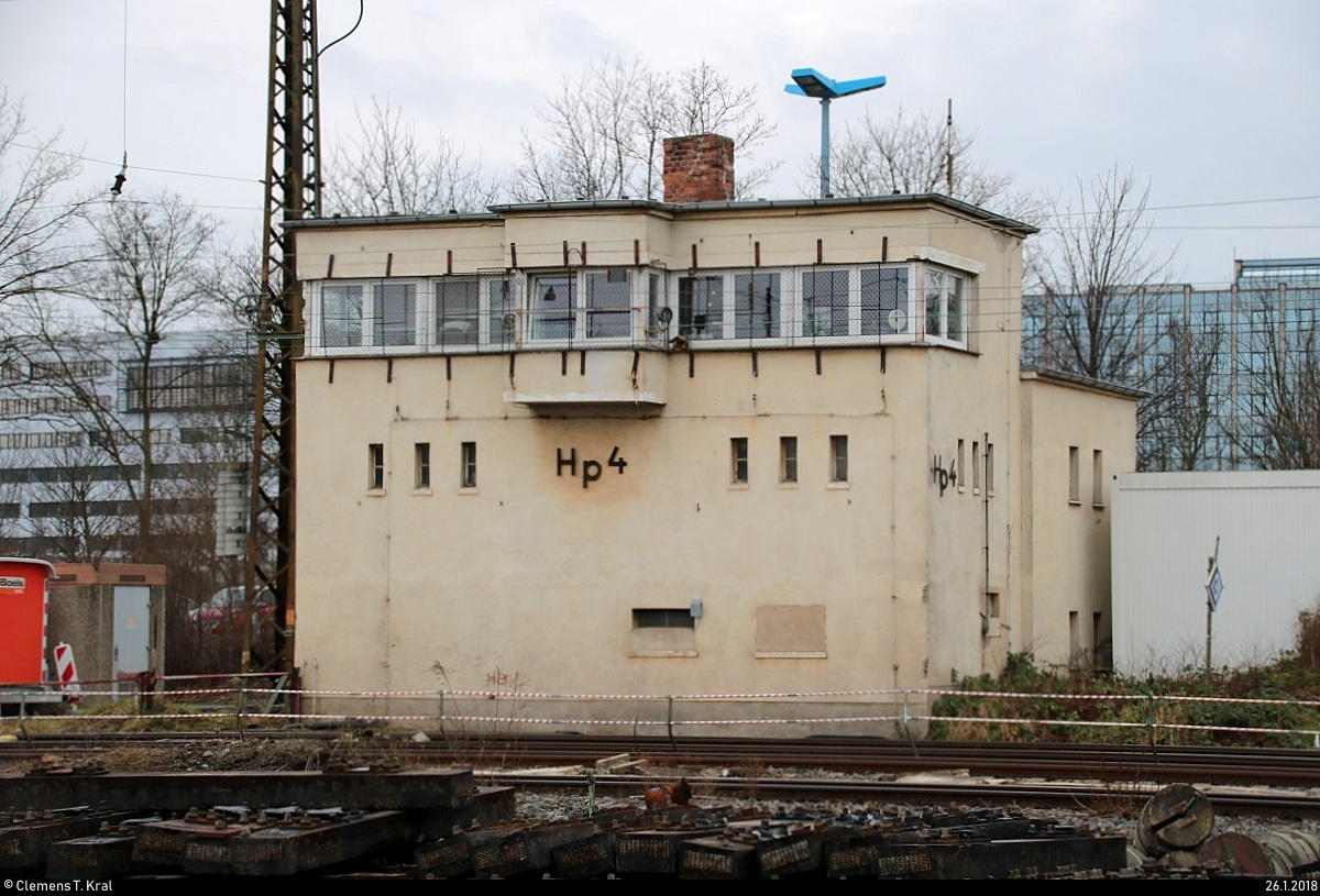 Blick auf das noch erhaltene elektromechanische Stellwerk Hp 4 auf dem Gleisvorfeld von Halle(Saale)Hbf. Im Zuge der Bauarbeiten auf der Westseite wird es wahrscheinlich bald Geschichte sein. Das historische Brückenstellwerk Hp 5 ist bereits im letzten Jahr verschwunden. [26.1.2018 | 15:30 Uhr]