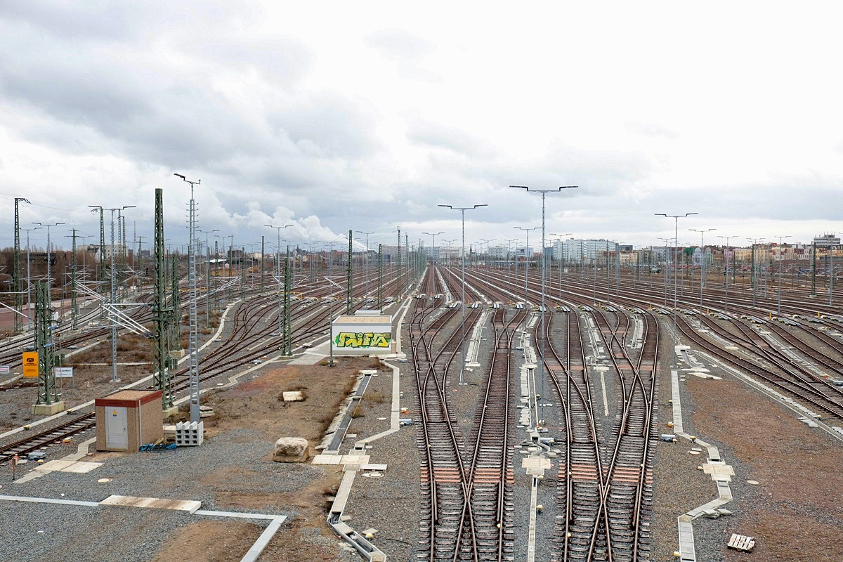 Blick auf die noch kaum genutzte Zugbildungsanlage Halle (Saale) Richtung Süden. Diese soll später den Güterbahnhof Leipzig-Engelsdorf ersetzen. Aufgenommen von der Berliner Brücke. [28.12.2017 | 13:55 Uhr]