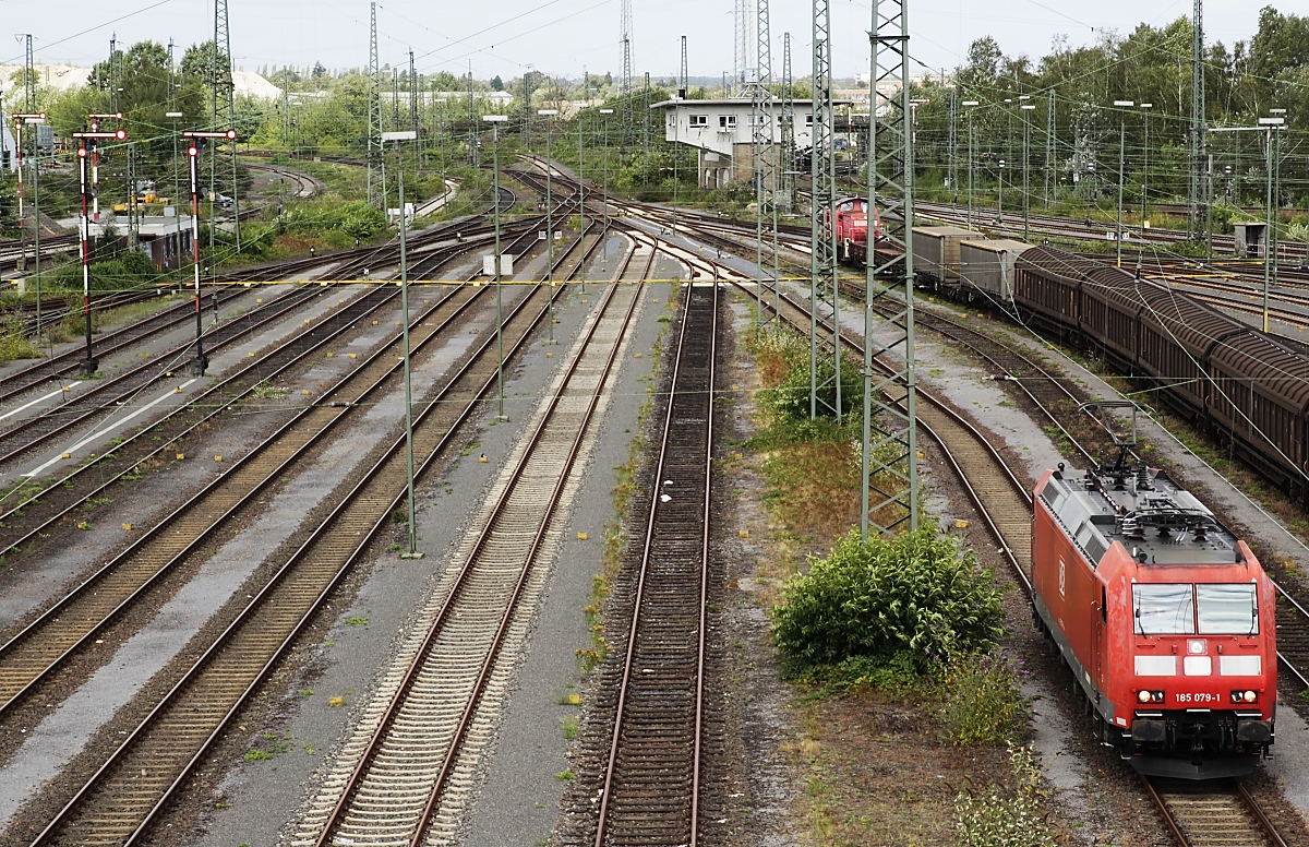 Blick auf die Nordausfahrt des Rangierbahnhofes Neuss am 10.08.2019, im Vordergrund rangiert 185 079-1, im Hintergrund in der Mitte das Stellwerk Nn, links die Ausfahrsignale