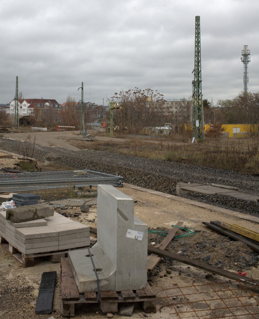 Blick auf das nordstliche Bahnhofsvorfeld Dresden Neuststadt. Hier wird  saniert.
Ob der Wasserkran berleben wird ? 30.11.2013 13:39 Uhr