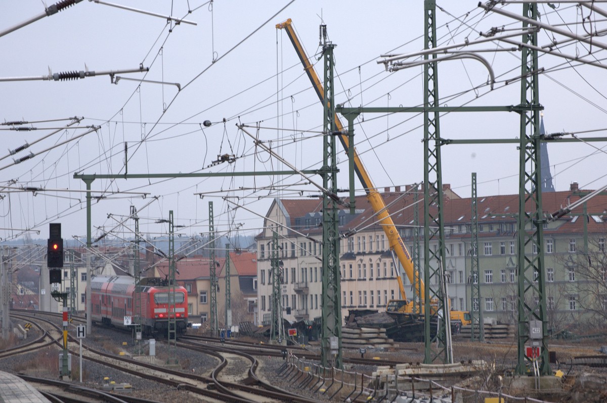 Blick auf das nordöstliche Bahnhofsvorfeld Dresden Neustadt. Eine alte Straßenbrücke  wird demontiert , ein Zug der Linie S2 passiert gerade. 02.02.2014 11:17 Uhr.