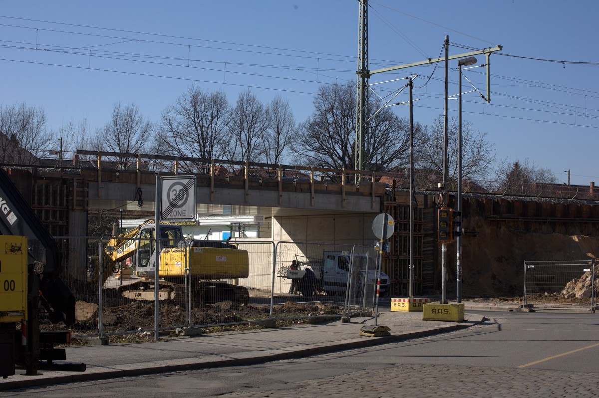 Blick auf die nun abgerissene alte östliche Brückr der Strecke Dresden - Coswig.
Es wird Baufreiheit  für den Brückennneubau geschaffen.Der eigentliche Abrißvorgang  ließ sich nicht ablichten, die Arbeiten werden stets zu nächlicher Stunde durchgeführt. 24.02.2014 12:33 Uhr.