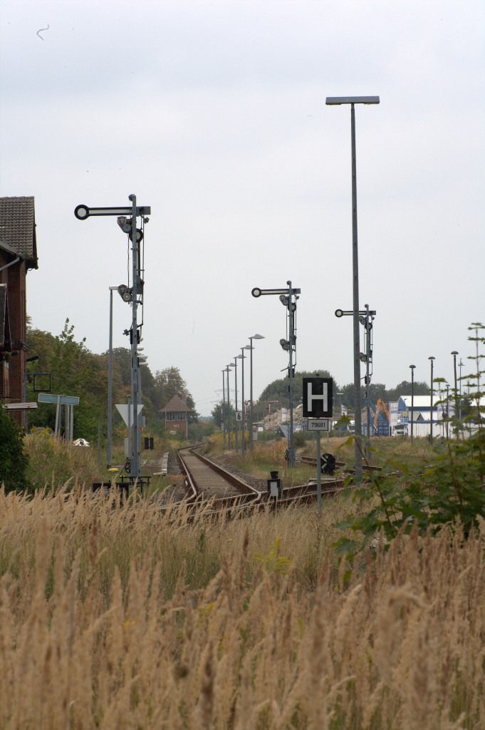 Blick auf den nur  noch zur Zugbegegnung genutzten Bahnhof Malchow, allerdings  befindet sich ein moderner Haltepunkt etwas weiter westlich.
31.08.2013  15:32 Uhr