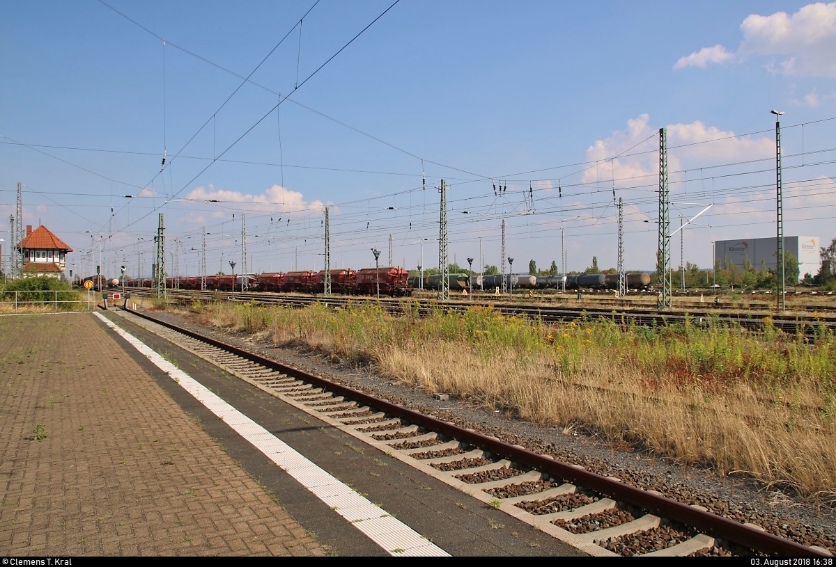 Blick auf den östlich des Personenbahnhofs liegenden Güterbahnhof Nordhausen mit abgestellten Wagen.
Aufgenommen von Bahnsteig 2/3.
[3.8.2018 | 16:38 Uhr]