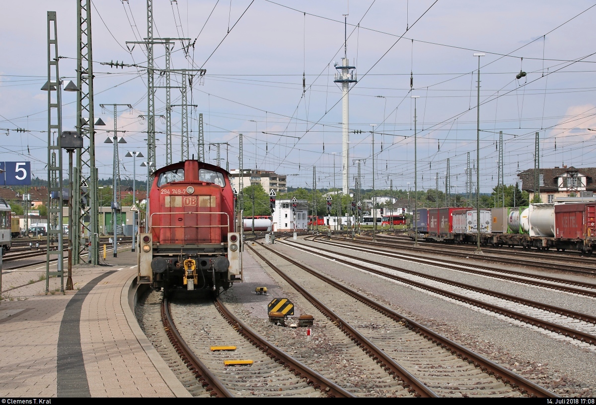 Blick auf die östliche Ausfahrt des Bahnhofs Singen(Hohentwiel) mit abgestellter 294 749-7 (V 90) DB auf Gleis 5.
[14.7.2018 | 17:08 Uhr]