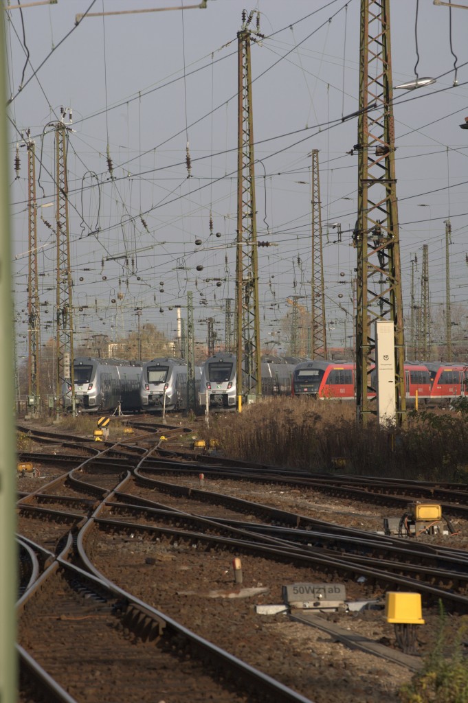 Blick auf das stliche Bahnhofsvorfeld des Leipziger Hauptbahnhofes.Sonnanbend, gegen 12:00 Uhr  sind hier einigen Triebzge abgestellt, so auch die der Baureihe
442, die fr den MDV im Raum Halle-Leipzig unterwegs sind.16.11.2013 12:47 Uhr.