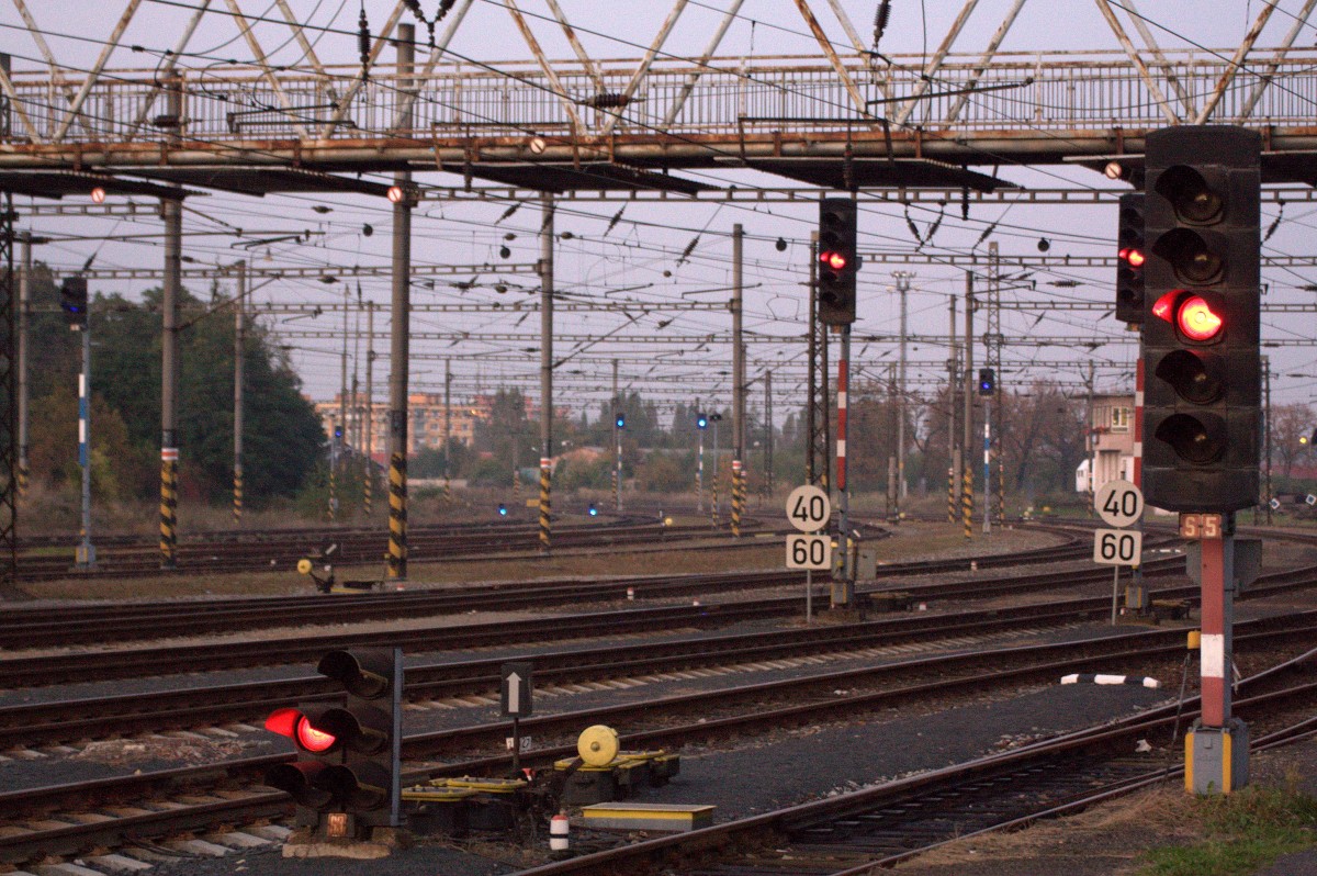 Blick auf das östliche Gleisvorfeld von Chomutov, rechts ein typisches tschechisches LS als Zwergsignal.03.10.2014, 19:11 Uhr