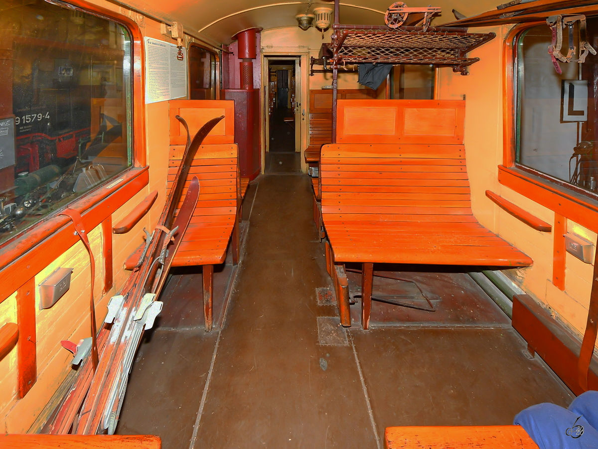 Blick auf die im Original erhaltenen gebliebene Holzverkleidung des Personenwagens 970-328 (Gattung BCC).  (Sächsisches Schmalspurbahnmuseum Rittersgrün, September 2020)