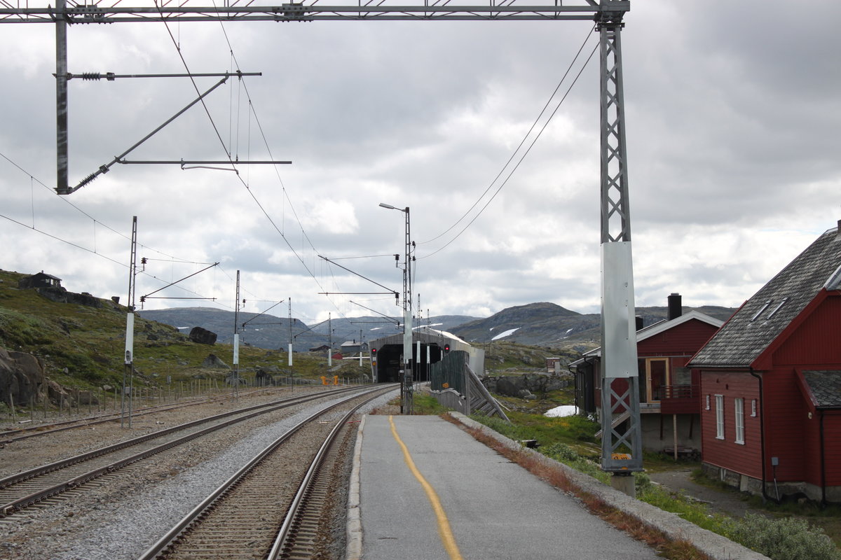 Blick auf die Ostausfahrt des Bahnhofs Finse am 30.07.2017