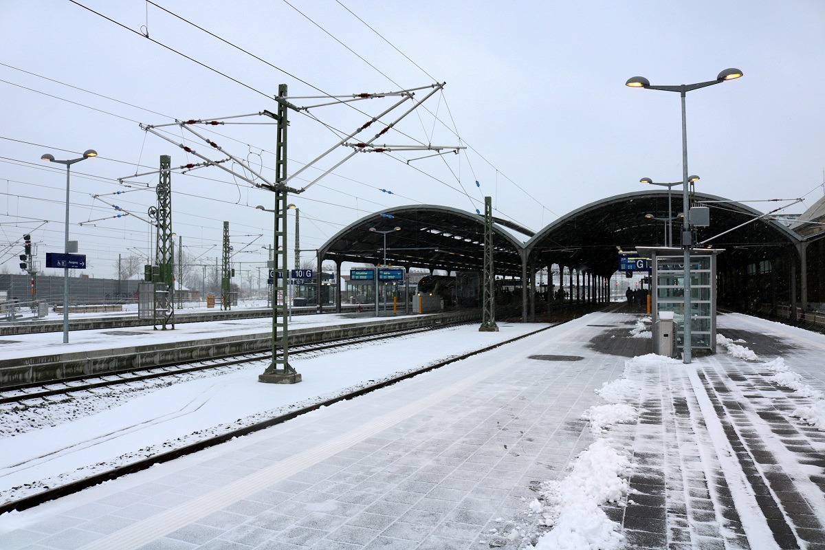 Blick auf die Ostseite (Gleise 8-13) in Halle(Saale)Hbf bei Schneefall in südlicher Richtung. [3.12.2017 | 14:58 Uhr]