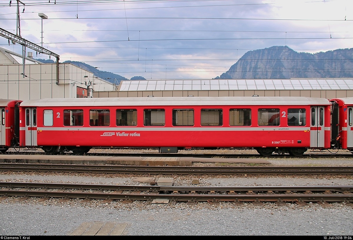 Blick auf Personenwagen B 2367 der Rhätischen Bahn (RhB), der im Bahnhof Landquart (CH) abgestellt ist.
[10.7.2018 | 19:06 Uhr]