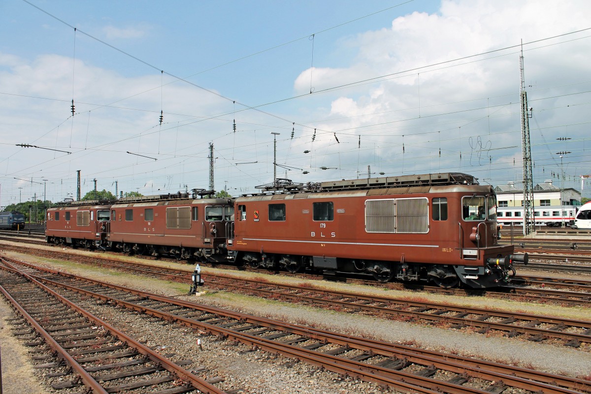 Blick auf Re 425 179 zusammen mit Re 425 190 und Re 425 180, als diese am 30.05.2014 in Basel Bad Bf abgestellt waren.