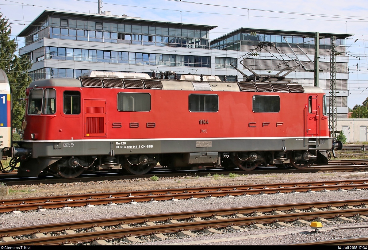Blick auf Re 4/4 II 11144 (420 144-8) SBB als IC 489 (Linie 87) nach Zürich HB (CH), der seinen Startbahnhof Singen(Hohentwiel) auf Gleis 3 verlässt.
[14.7.2018 | 17:34 Uhr]
