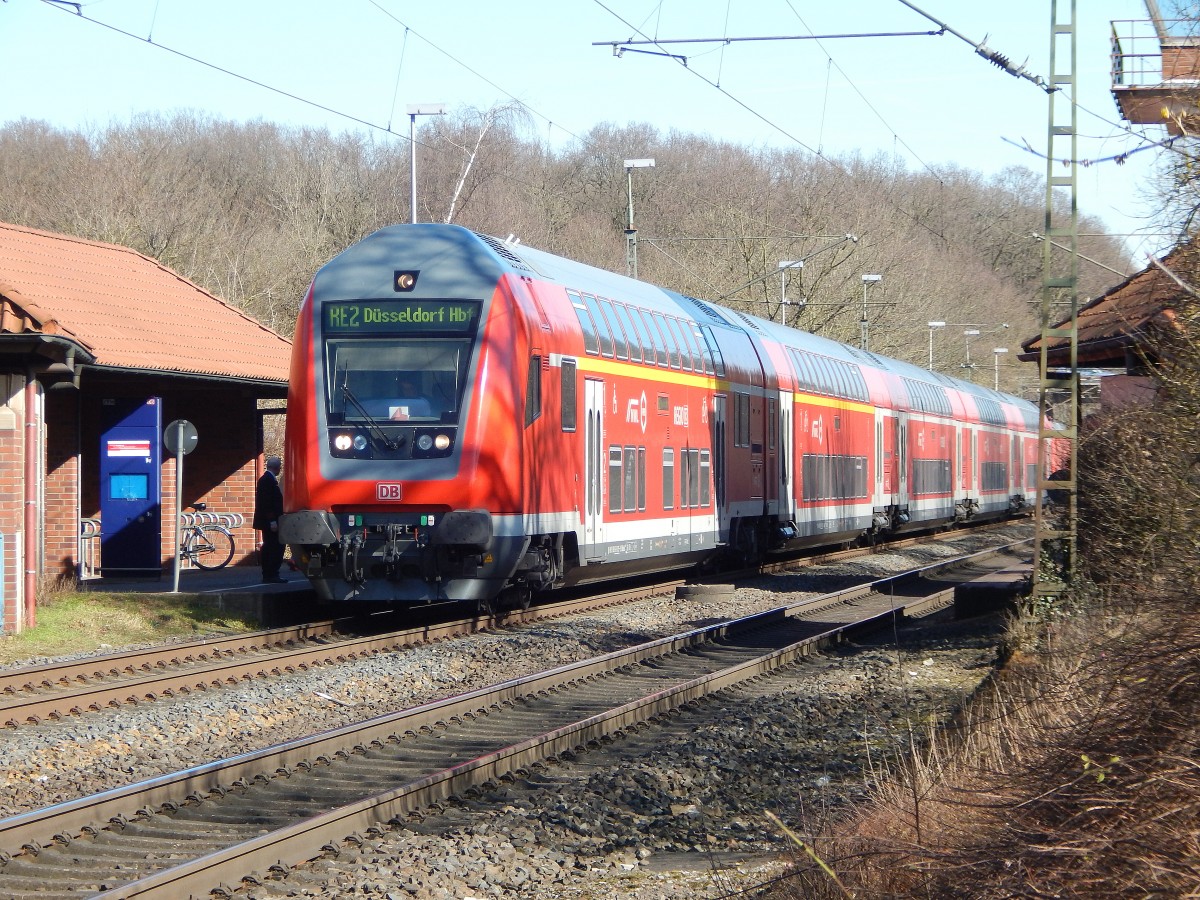 Blick auf den RE2 nach Düsseldorf Hbf beim Halt in Bösensell.

Bösensell 08.03.2015