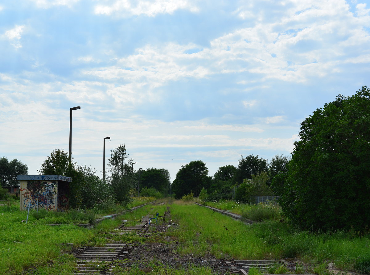 Blick auf die Relikte des ehemaligen Haltepunktes Deetz. 1992 wurde die Strecke ab Nedlitz bis Güterglück 2 Gleisig ausgebaut und 1 Jahr später elektrifiziert. Nur knapp 10 Jahre später wurde die Strecke 2004 stillgelegt und wird teilweise zurück gebaut. Heute deutet nichts mehr auf die einstige Bedeutung der Strecke.

Deetz 01.08.2017