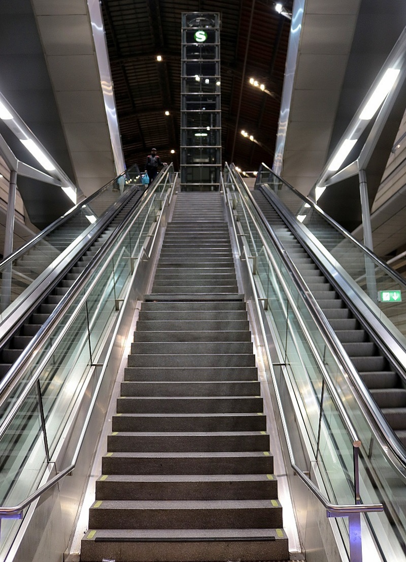 Blick auf den (Roll-)Treppenzugang zu Leipzig Hbf (tief) bzw. City-Tunnel Leipzig mit S-Bahn-Logo auf dem Aufzugsturm. [16.12.2017 | 19:59 Uhr]