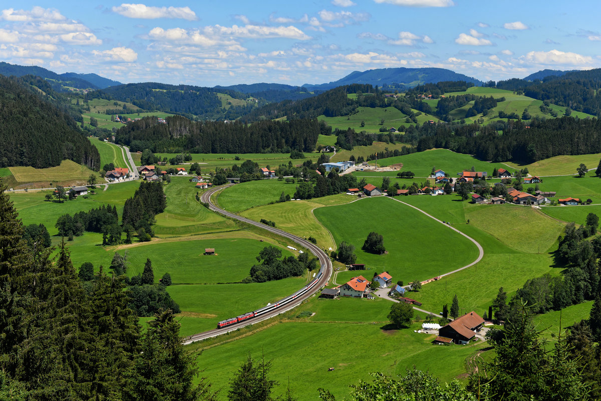 Blick auf die S-Kurve bei Harbatshofen von einem erhöhten Standpunkt aus. 218 416 und 419 brachten am 12. Juli 2020 den EC 194 nach Lindau.  