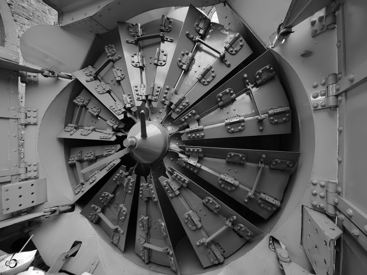 Blick auf das Schneidewerk einer Henschel-Dampfschneeschleuder. (Eisenbahnmuseum Neustadt an der Weinstraße, Dezember 2014)