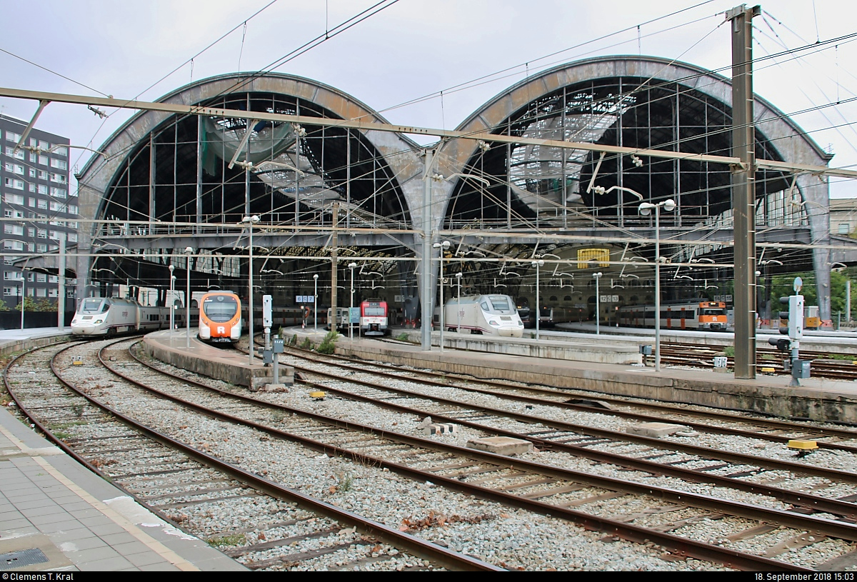 Blick auf die schöne, aber sanierungsbedürftige Bahnhofshalle der Estació de França (Bahnhof Barcelona-França) (E) mit zahlreichen Elektrotriebzügen auf den Gleisen.
[18.9.2018 | 15:03 Uhr]