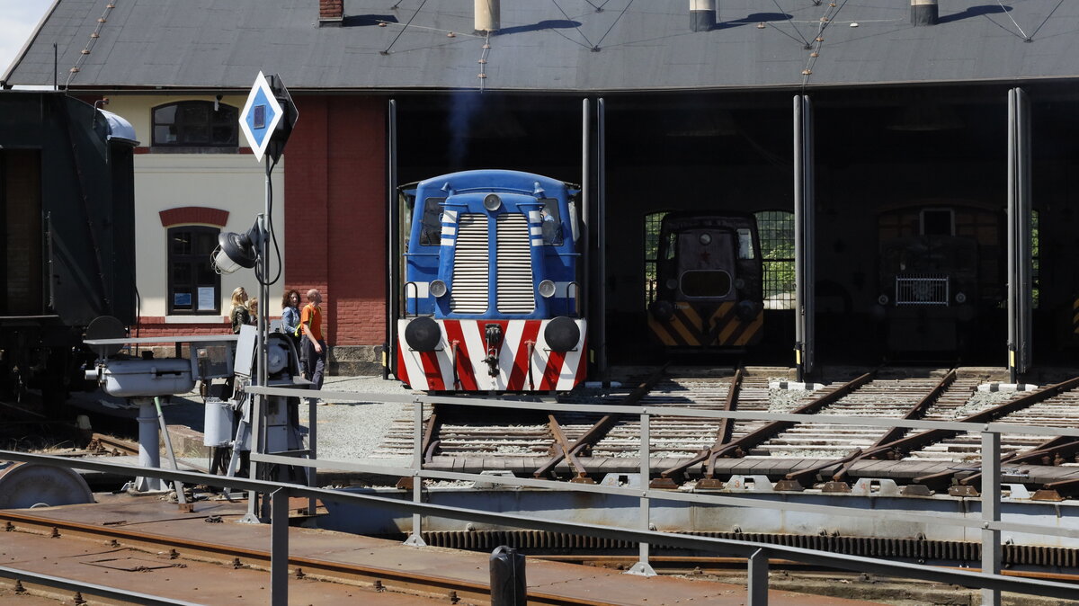 Blick auf den Schuppen mit einer Lok der Baureihe T211. 21.05.2022  10:57 Uhr.