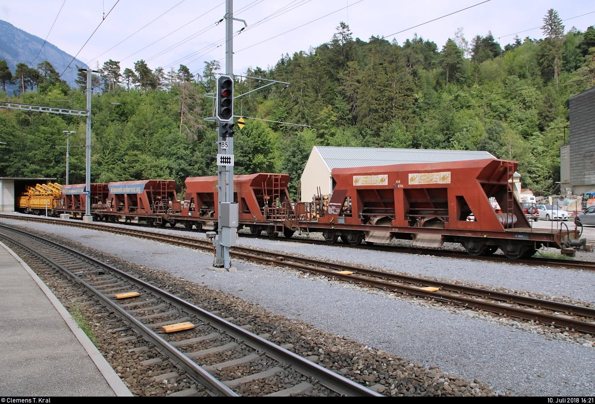 Blick auf Schwerkraftentladewagen der Gattung  Fac  (u.a. 8704 und 8708) der Rhätischen Bahn (RhB), die im Bahnhof Reichenau-Tamins (CH) beim Kieswerk Reichenau abgestellt sind.
[10.7.2018 | 16:21 Uhr]