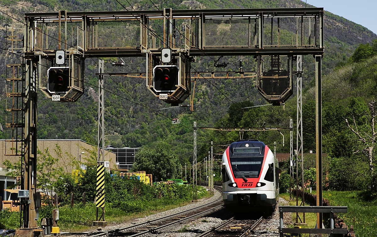 Blick auf die Signalbrücke des Bahnhofes Mezzovico mit dem einfahrenden TILO RABe 524 108 (06.05.2019)
