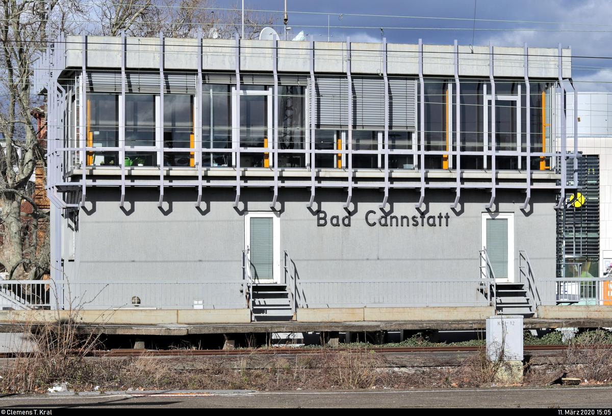 Blick auf das Spurplandrucktastenstellwerk  Cf  des Bahnhofs Stuttgart-Bad Cannstatt, Bauart 60 von Lorenz (Alcatel SEL), Inbetriebnahme 17.2.1991.
Im Zuge des Bahnprojekts Stuttgart–Ulm soll das Stellwerk bis 2025 in ein digitales Stellwerk (DSTW) umgewandelt werden.
Aufgenommen von Bahnsteig 6/7.
[11.3.2020 | 15:05 Uhr]