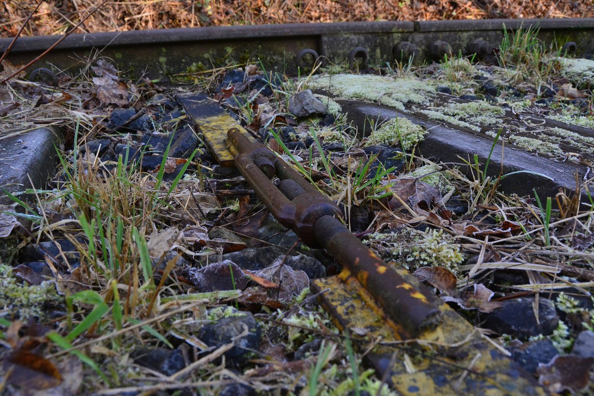 Blick auf eine Spurstange vermutlich Marke Eigenbau. Ein Relikt aus vergangenen Zeiten. 

Enzvaihingen 28.12.2019