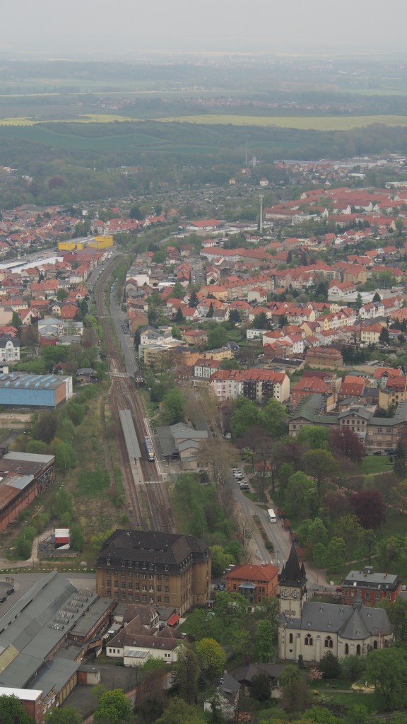 Blick auf die Stadt Thale und ihren als Sackbahnhof geltenden Hauptbahnhof.
Dort steht ein LINT als HEX80151 nach Magdeburg Hbf bereit.
Aufgenommen vom Sessellift zur Roßtrappe hoch.

Thale, der 19.04.2014