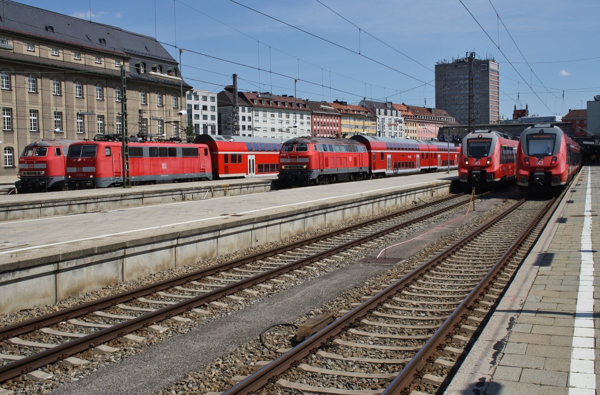 Blick auf den Starnberger Flügelbahnhof des Münchener Hauptbahnhofs mit v.l.n.r: 218 446-3, 111 095-6 mit dem RE4858 nach Nürnberg Hauptbahnhof, 218 429-9 mit dem RE57410 nach Buchloe, 2442 201-6 als RB59519 nach Weilheim(Oberbay) und 2442 226-3 als RB59616 von Tutzing. (15.8.2017) 