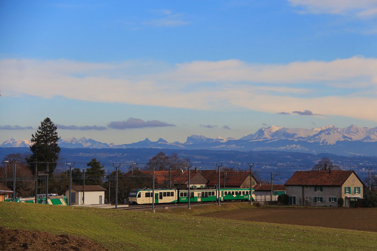 Blick auf die Station Apples der MBC (Transports de la région Morges-Bière-Cossonay), ehemals BAM. Zug mit Triebwagen 31 wartet auf die Weiterfahrt hinauf nach Bière. 3.Februar 2017. 