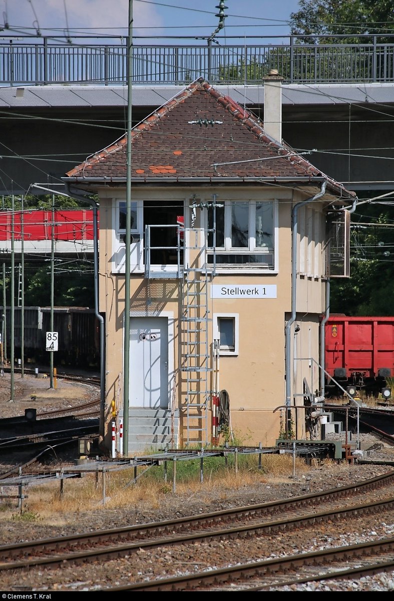 Blick auf das  Stellwerk 1  des Weichenwärters (Ww), eine mechanisch betriebene Anlage aus dem Jahr 1935, im Bahnhof Villingen(Schwarzw).
Aufgenommen von der Güterbahnhofstraße.
[13.7.2018 | 10:33 Uhr]