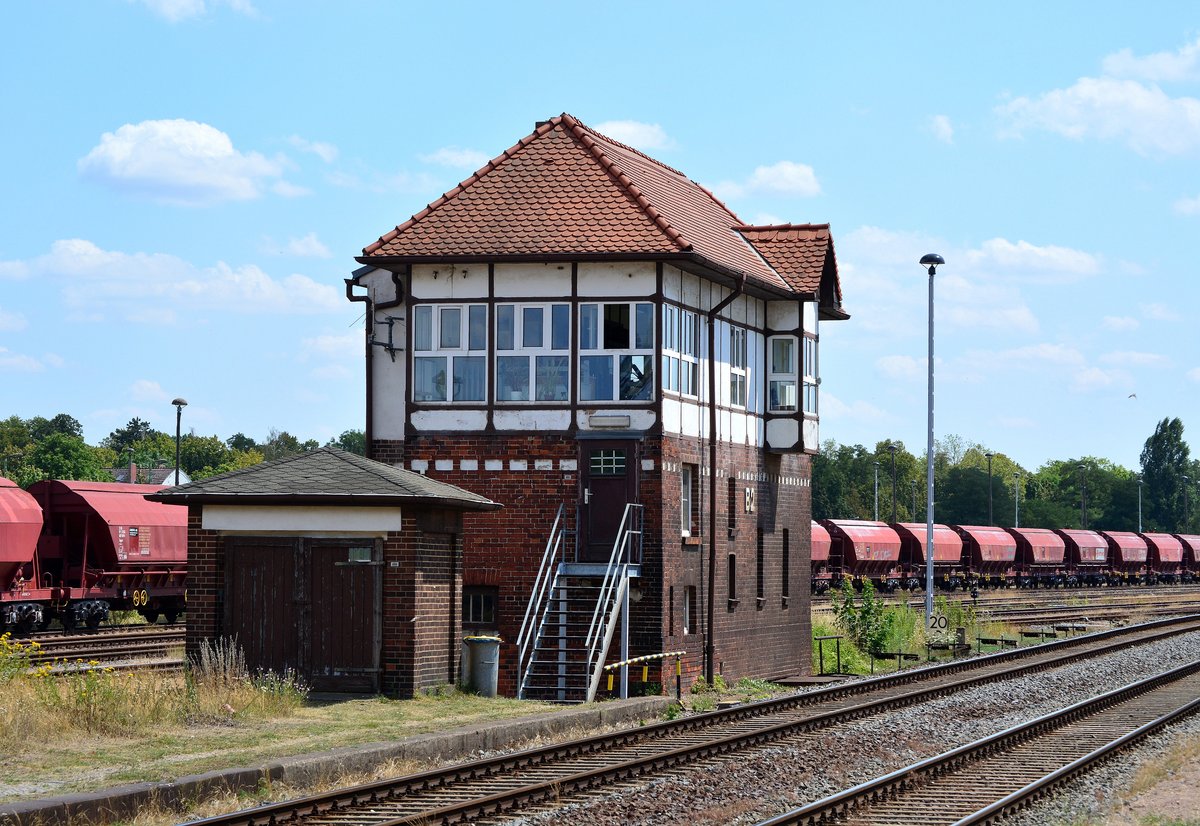 Blick auf das Stellwerk B2 in Bernburg. Das Stellwerk steht am Ende des Mittelbahnsteigs und wird vom Fahrdienstleiter bedient. Gebaut wurde es ca 1911 und ist mit der Bauform Jüdel ausgestattet.

Bernburg 27.07.2019