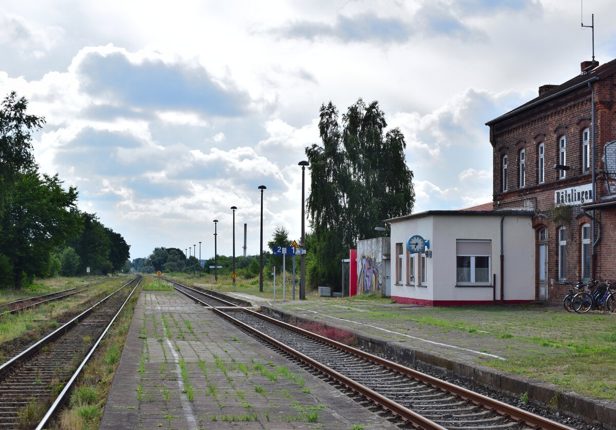 Blick auf das Stellwerk und die Bahnsteige in Rätzlingen.

Rätzlingen 01.08.2021