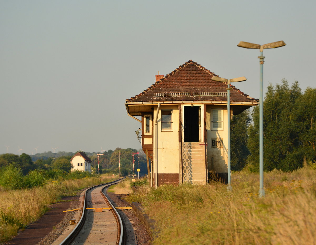 Blick auf das Stellwerk Bmf und im Hintergrund das Stellwerk Bw. Beide Stellwerke sind mit der Stellwerkstechni Zimmermann und Buchloe ausgestattet.

Blumenberg 03.08.2018