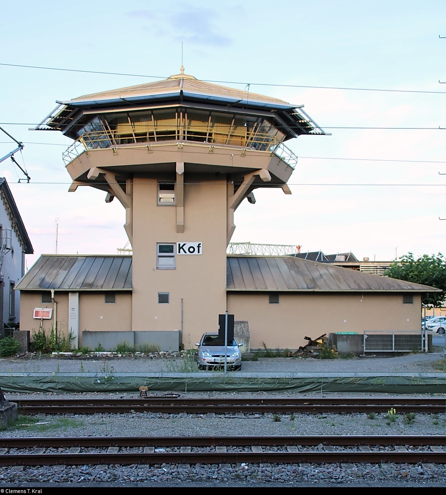 Blick auf das Stellwerk  Kof  des Typs Sp Dr L60 (Baujahr: 1988) im Bahnhof Konstanz im Abendlicht.
[9.7.2018 | 20:30 Uhr]