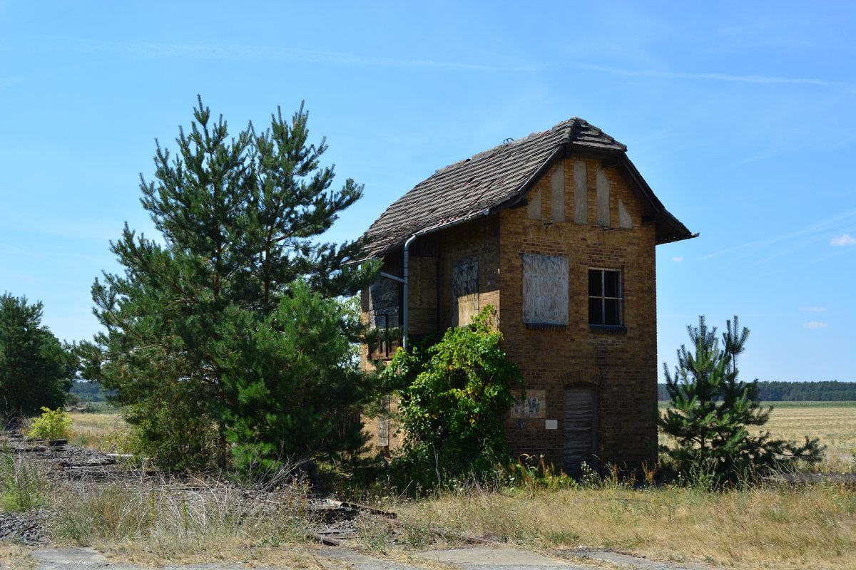 Blick auf das Stellwerk NW am 26.07.2018. Mitte 2019 wurde es dem Erdbogen gleich gemacht und heute erinnert nichts mehr an das kleine Stellwerk.

Nedlitz 26.07.2018