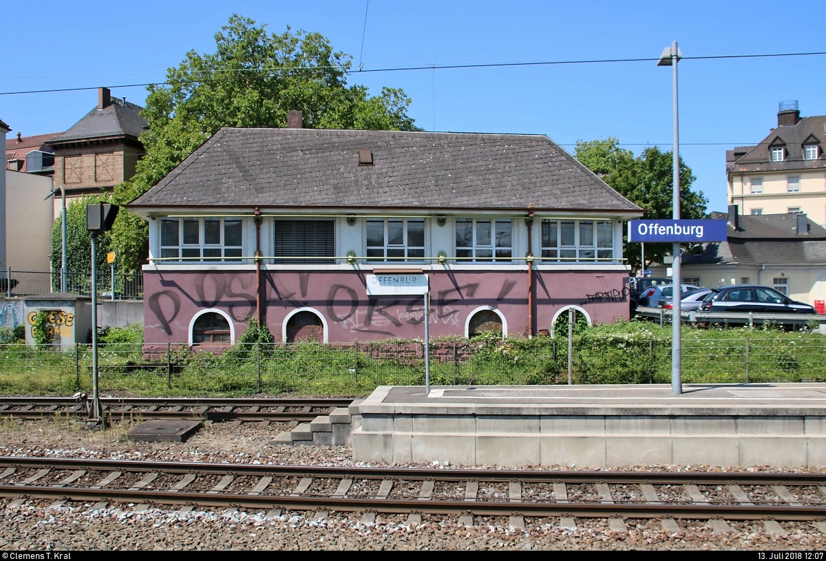 Blick auf das Stellwerk  Offenburg 31  im Bahnhof Offenburg.
Trotz umfangreicher Recherche konnte ich leider nicht ausfindig machen, um welche Bauform es sich handelt und ob es überhaupt noch in Betrieb ist.
Sollte es jemand wissen, bin ich gerne für Ergänzungen bereit.
[13.7.2018 | 12:07 Uhr]