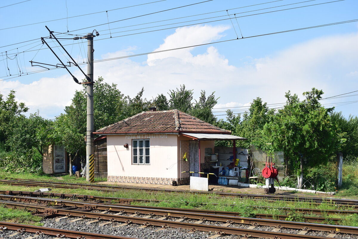 Blick auf das Stellwerk Postul Nr1 in Ploiesti Nord. Die Technik ist auf den meisten Nebenbahnen noch fast wie vor 100 Jahren. Die Stellhebel sind Schl�sselabh�ngig und die Weichen werden mit Hand umgestellt. Hinten links sieht man ein Plumsklo f�r das Stellwerkspersonal. 

Ploiesti 27.07.2026