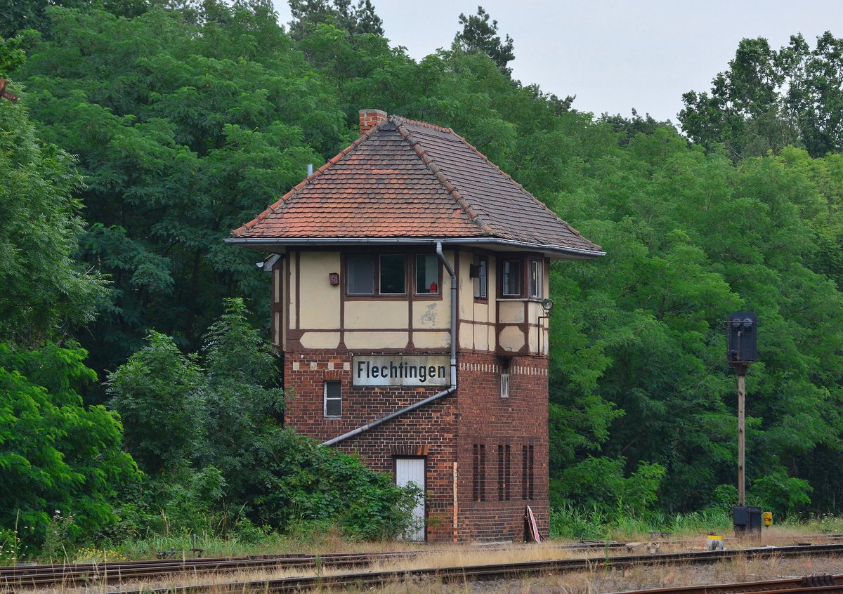 Blick auf das Stellwerk W1. Er ist für die Ein und Ausfahrten vin und nach Haldensleben zuständig. Auch in Flechtingen sind die Vorsignale HL Lichtsignale statt Formsignale.

Flechtingen 22.07.2019