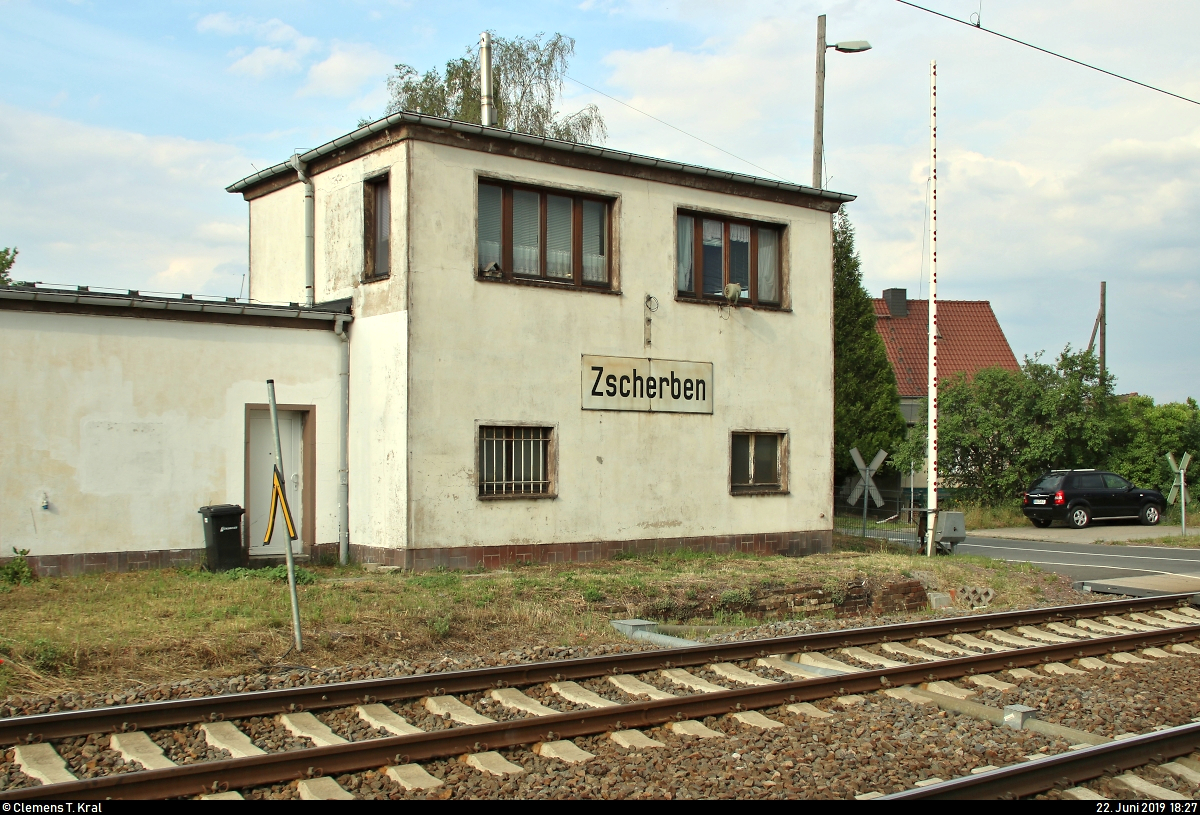 Blick auf das Stellwerk Zscherben Bk, ein Gleisbildstellwerk von WSSB am Hp Zscherben auf der Bahnstrecke Halle–Hann. Münden (KBS 590). Daneben befindet sich ein Bahnübergang, der neben den Hl-Signalen ebenfalls von dort bedient wird.
[22.6.2019 | 18:27 Uhr]