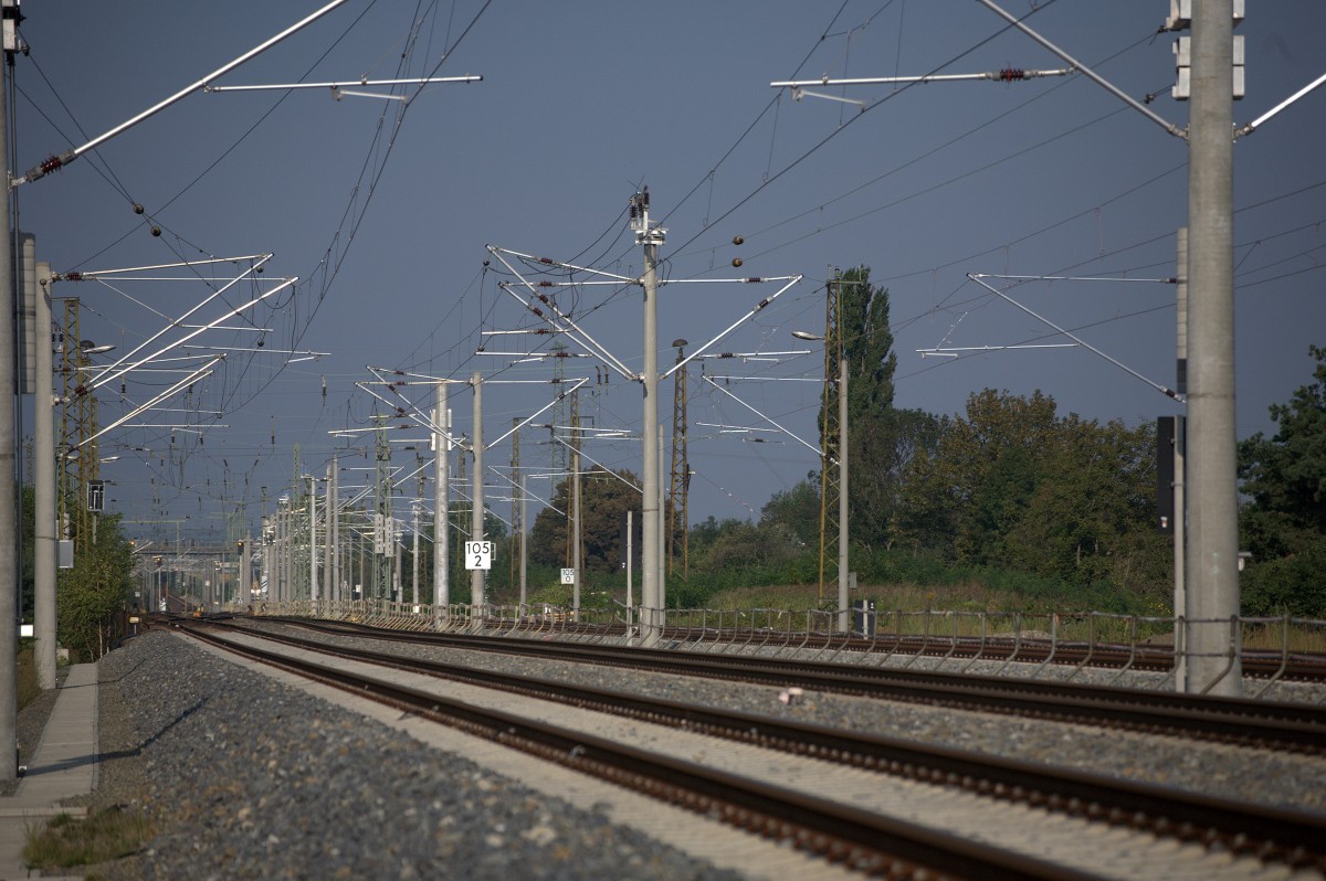 Blick auf die Strecke Dresden - Leipzig  am Km 105.2  , beim genauen Betrachten sieht man noch die alten Fahrleitungsmasten. Radebeul West.   14.09.2013  09:56 Uhr.