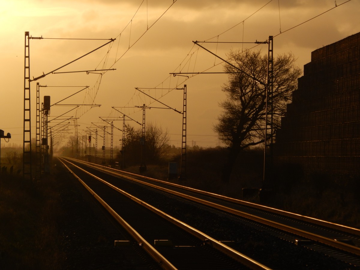 Blick auf die Strecke Neuss Köln am Bahnhof Neuss Allerheiligen in Richtung Köln am Morgen des 11.1.2015.

Allerheiligen 11.01.2015