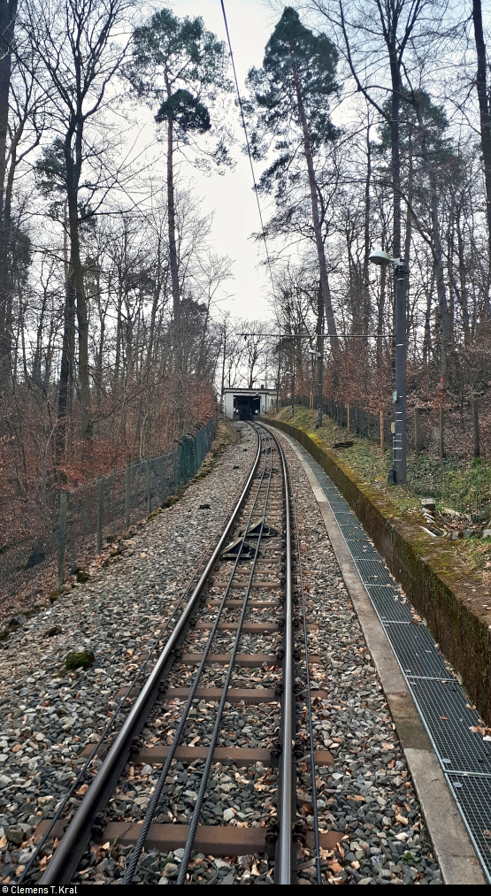 Blick auf die Strecke der Standseilbahn Stuttgart (Stuttgarter Straßenbahnen AG (SSB)) Richtung Bergstation (Waldfriedhof).
Aufgenommen vom Ende des Wagen 1 während der Fahrt Richtung Talstation (Südheimer Platz).
(Smartphone-Aufnahme)
[13.3.2020 | 11:52 Uhr]