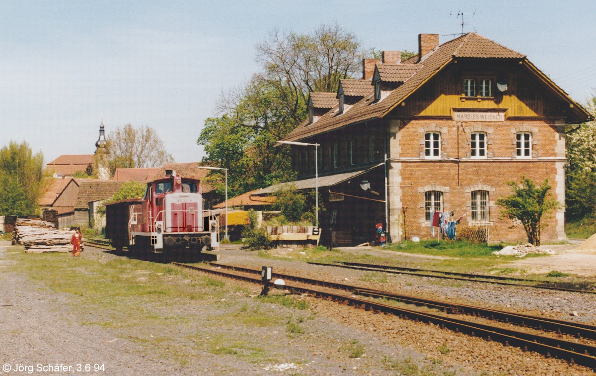 Blick auf das Streckenende in Maroldsweisach am 3. Mai 1994: 360 241 rangierte mit einem Güterwagen vor dem recht großen Empfangsgebäude.