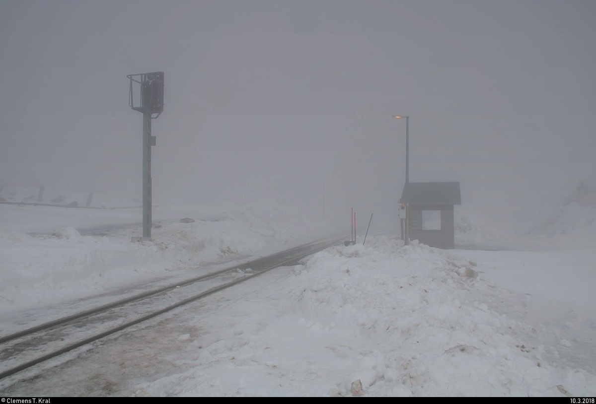 Blick auf das Streckengleis der Brockenbahn (Bahnstrecke Drei Annen Hohne–Brocken | KBS 325) unmittelbar vor dem Bahnhof Brocken der Harzer Schmalspurbahnen GmbH (HSB) bei dichtem Nebel. Gleich wird der nächste Zug ankommen. [10.3.2018 | 12:02 Uhr]