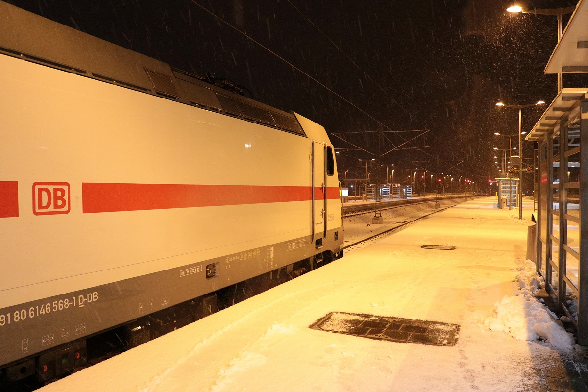 Blick auf die Südausfahrt in Halle(Saale)Hbf mit 146 568-1 DB als verspäteter IC 2049 (Linie 55) von Köln Hbf nach Dresden Hbf auf Gleis 9 bei Schneefall. [3.12.2017 | 17:01 Uhr]