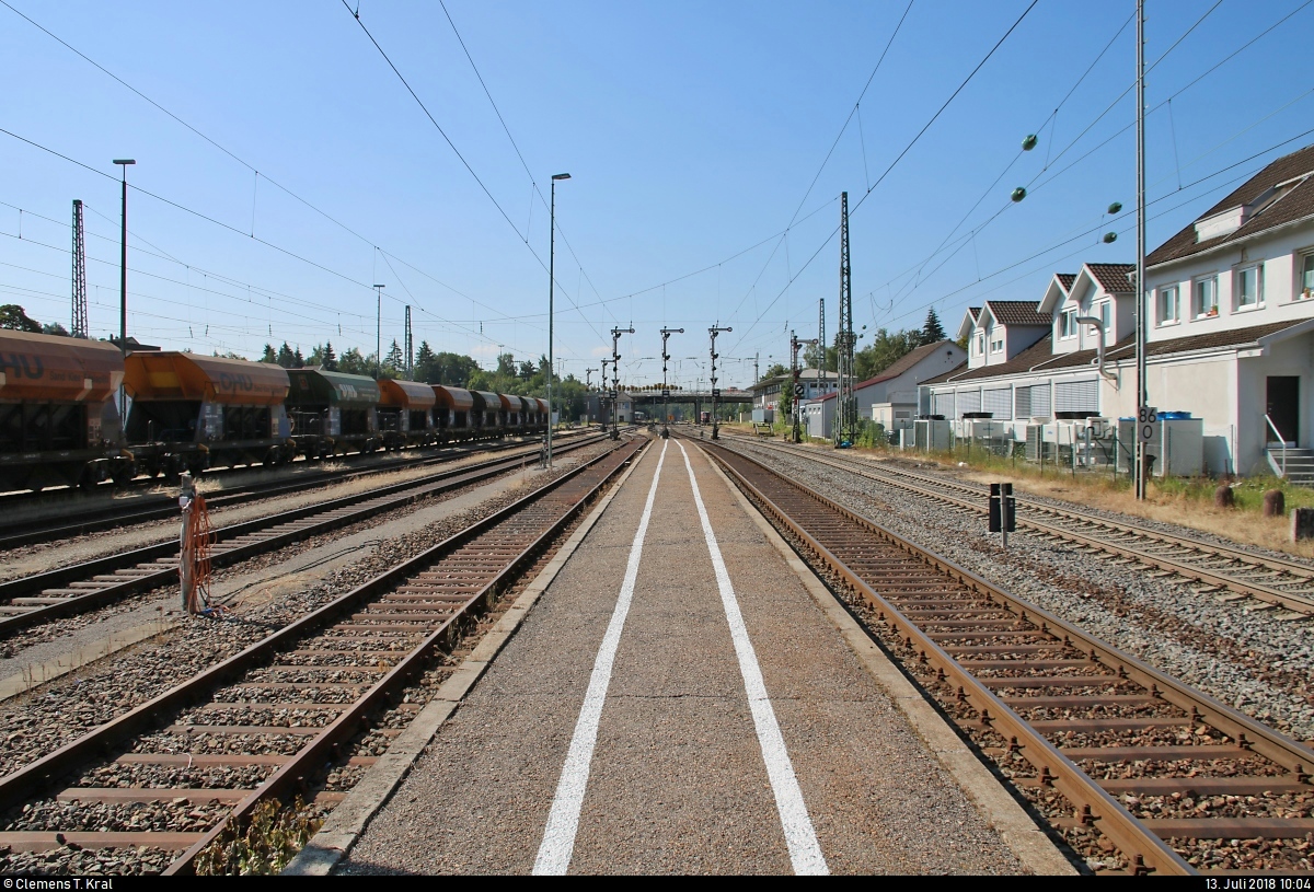 Blick auf die südliche Ausfahrt des Bahnhofs Villingen(Schwarzw).
Gut zu erkennen sind die noch betriebenen Formsignale und im linken Bereich einige Schüttgutwagen der Oberrhein-Handels-Union GmbH & Co. KG (OHU).
Aufgenommen vom Ende des Bahnsteigs 2/3.
[13.7.2018 | 10:04 Uhr]