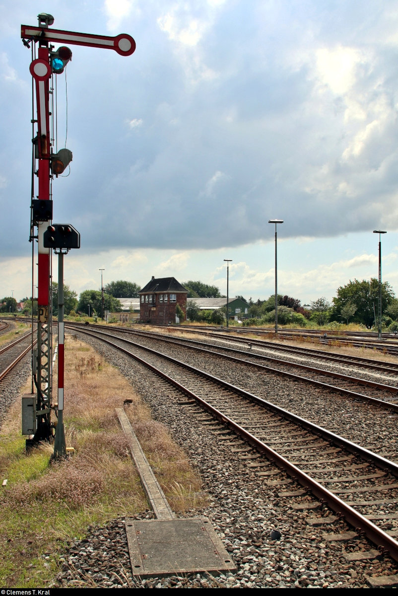 Blick auf die südliche Ausfahrt des Bahnhofs Niebüll.
Hier gibt es noch mechanische Formsignale, die u.a. vom Weichenwärter (Ww) im hinten zu sehenden Stellwerk Ns, Bauart Weinitschke (Inbetriebnahme 25.8.1926), gestellt werden.
Quelle: http://www.stellwerke.de/bilder/anb_s.html
Aufgenommen am Ende des Bahnsteigs 3/4.
[3.8.2019 | 14:17 Uhr]