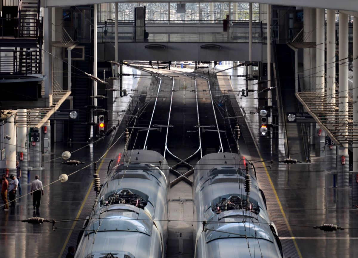 Blick auf die südöstliche Ausfahrt des Kopfbahnhofs  Madrid Puerta de Atocha . 26.9.2014